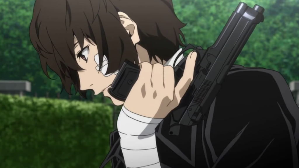 Dazai nhìn xuống trong khi cầm súng trên vai trong anime Bungo Stray Dogs